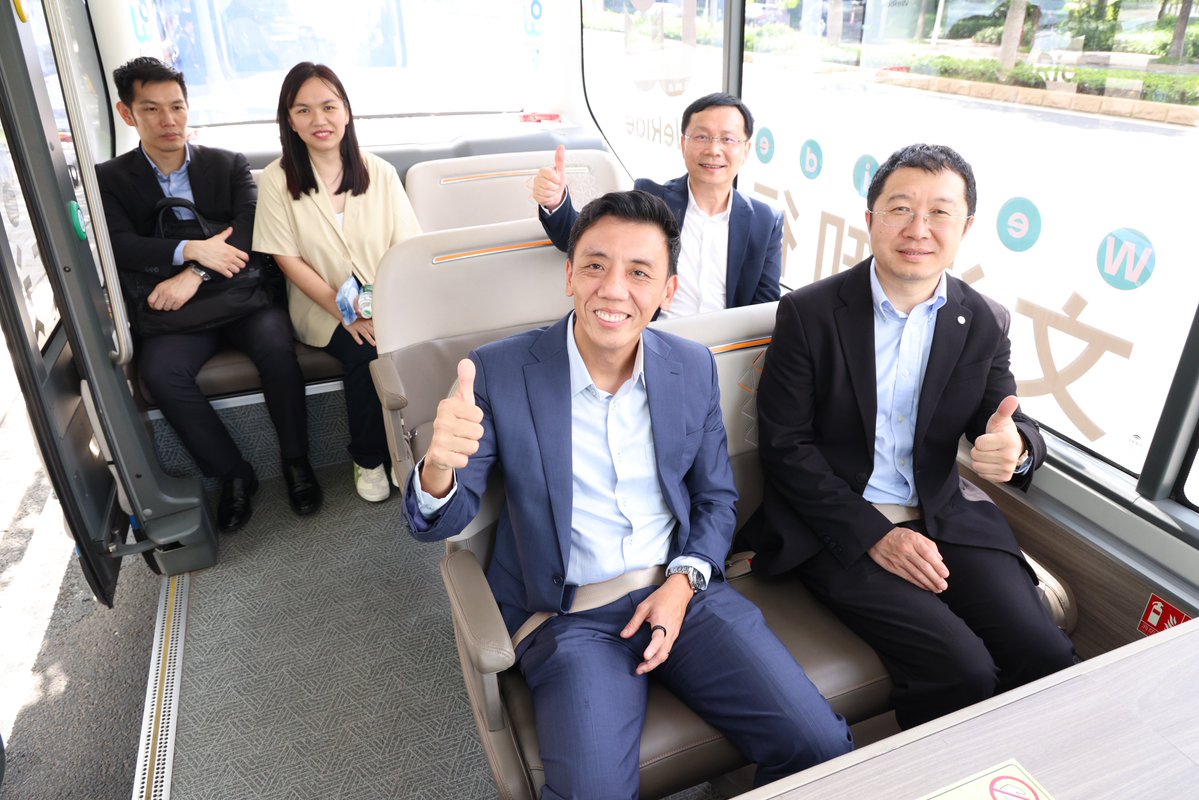 WeRide_ai's tweet image. Honoured to welcome #Singapore&apos;s Acting Minister for Transport Jeffrey Siow, Senior Minister of State for Transport Sun Xueling, and leaders from the Ministry of Transport, @LTAsg and key transport unions to our #Guangzhou HQ 🚍🤝 Our guests engaged with senior WeRide leaders on…