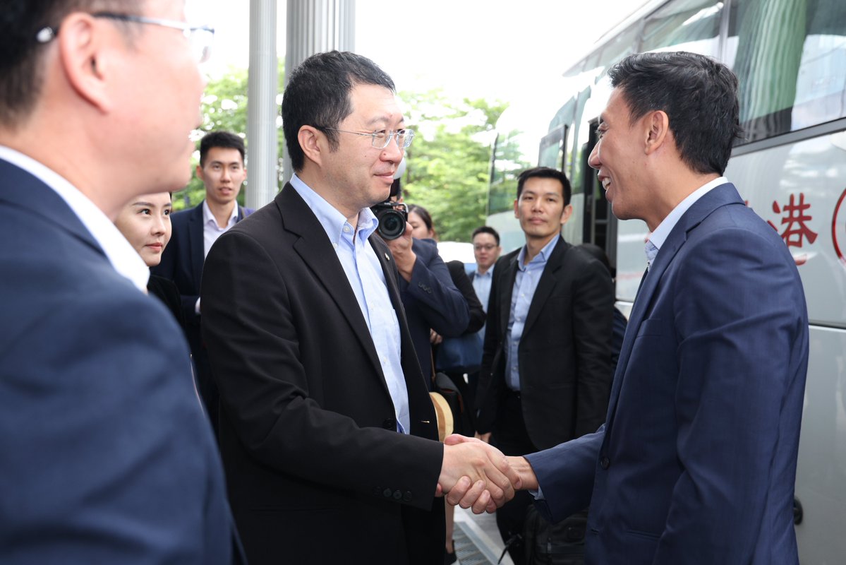 WeRide_ai's tweet image. Honoured to welcome #Singapore&apos;s Acting Minister for Transport Jeffrey Siow, Senior Minister of State for Transport Sun Xueling, and leaders from the Ministry of Transport, @LTAsg and key transport unions to our #Guangzhou HQ 🚍🤝 Our guests engaged with senior WeRide leaders on…