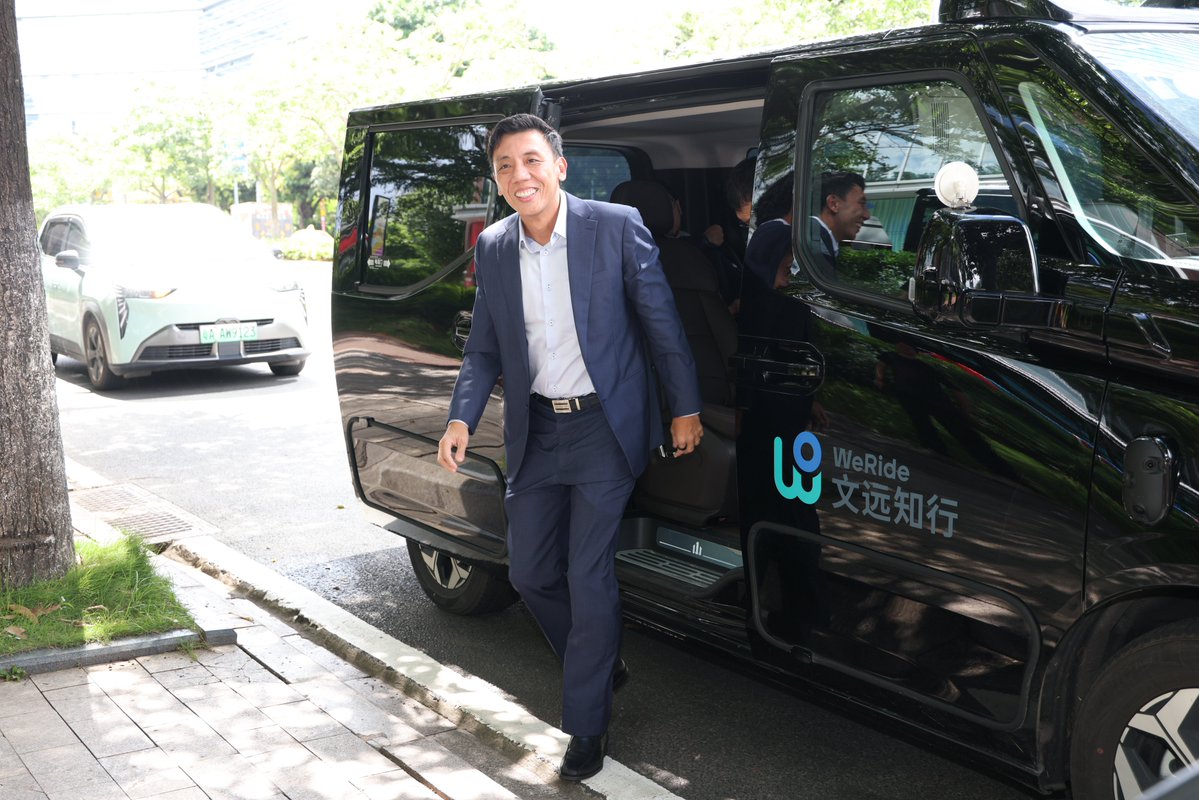 WeRide_ai's tweet image. Honoured to welcome #Singapore&apos;s Acting Minister for Transport Jeffrey Siow, Senior Minister of State for Transport Sun Xueling, and leaders from the Ministry of Transport, @LTAsg and key transport unions to our #Guangzhou HQ 🚍🤝 Our guests engaged with senior WeRide leaders on…