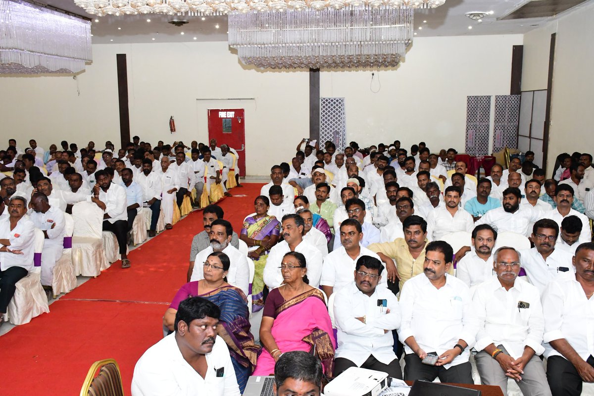 JaganannaM42057's tweet photo. నంద్యాల జిల్లా: 

స్థానిక జిల్లా కేంద్రమైన నంద్యాలలో రాయలసీమ రీజినల్ కో ఆర్టినేటర్ శ్రీ పెద్దిరెడ్డి రామచంద్ర రెడ్డి గారి సమక్షంలో జిల్లా పార్టీ అధ్యక్షులు కాటసాని రామ భూపాల్ రెడ్డి ఆధ్వర్యంలో పార్టీ విస్తృత  స్థాయి కార్యక్రమంలోని "బాబు  ష్యూరిటీ--మోసం గ్యారెంటీ"  కార్యక్రమంలో ఆళ్లగడ్డ వైఎస్ఆర్సీపీ ఎంపీపీలు, జడ్పీటీసీలు, మండల పార్టీ అధ్యక్షులు మరియు ముఖ్య నాయకులతో పాల్గొన్న కర్నూల్ జిల్లా పార్లమెంట్ నియోజకవర్గ పరిశీలకులు మరియు మాజీ శాసనమండలి సభ్యులు శ్రీ గంగుల ప్రభాకర్ రెడ్డి గారు మరియు ఆళ్లగడ్డ మాజీ శాసనసభ్యులు శ్రీ గంగుల బ్రిజేంద్రారెడ్డి గారు.....

#CBNFailedCM
#IdhiMunchePrabhutvam
#SadistChandraBabu
#MosagaduBabu
#AndhraPradesh
#JaganannaMission