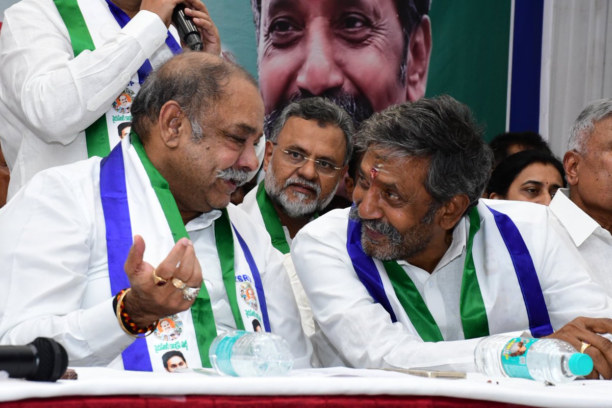 JaganannaM42057's tweet photo. నంద్యాల జిల్లా: 

స్థానిక జిల్లా కేంద్రమైన నంద్యాలలో రాయలసీమ రీజినల్ కో ఆర్టినేటర్ శ్రీ పెద్దిరెడ్డి రామచంద్ర రెడ్డి గారి సమక్షంలో జిల్లా పార్టీ అధ్యక్షులు కాటసాని రామ భూపాల్ రెడ్డి ఆధ్వర్యంలో పార్టీ విస్తృత  స్థాయి కార్యక్రమంలోని "బాబు  ష్యూరిటీ--మోసం గ్యారెంటీ"  కార్యక్రమంలో ఆళ్లగడ్డ వైఎస్ఆర్సీపీ ఎంపీపీలు, జడ్పీటీసీలు, మండల పార్టీ అధ్యక్షులు మరియు ముఖ్య నాయకులతో పాల్గొన్న కర్నూల్ జిల్లా పార్లమెంట్ నియోజకవర్గ పరిశీలకులు మరియు మాజీ శాసనమండలి సభ్యులు శ్రీ గంగుల ప్రభాకర్ రెడ్డి గారు మరియు ఆళ్లగడ్డ మాజీ శాసనసభ్యులు శ్రీ గంగుల బ్రిజేంద్రారెడ్డి గారు.....

#CBNFailedCM
#IdhiMunchePrabhutvam
#SadistChandraBabu
#MosagaduBabu
#AndhraPradesh
#JaganannaMission