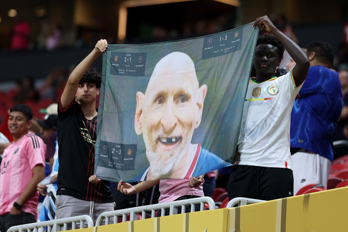 Les HATERS de Leo Messi sont présents et ils ont sorti une banderole : "Pessi" ! 😭😭😭😭