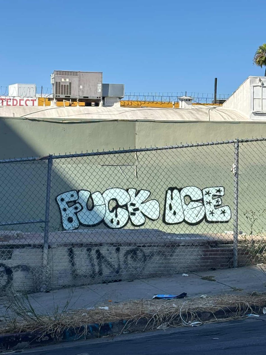 GraffitiRadical's tweet photo. "Fuck ICE"
Seen in Los Angeles https://t.co/mRnrFcGpxw