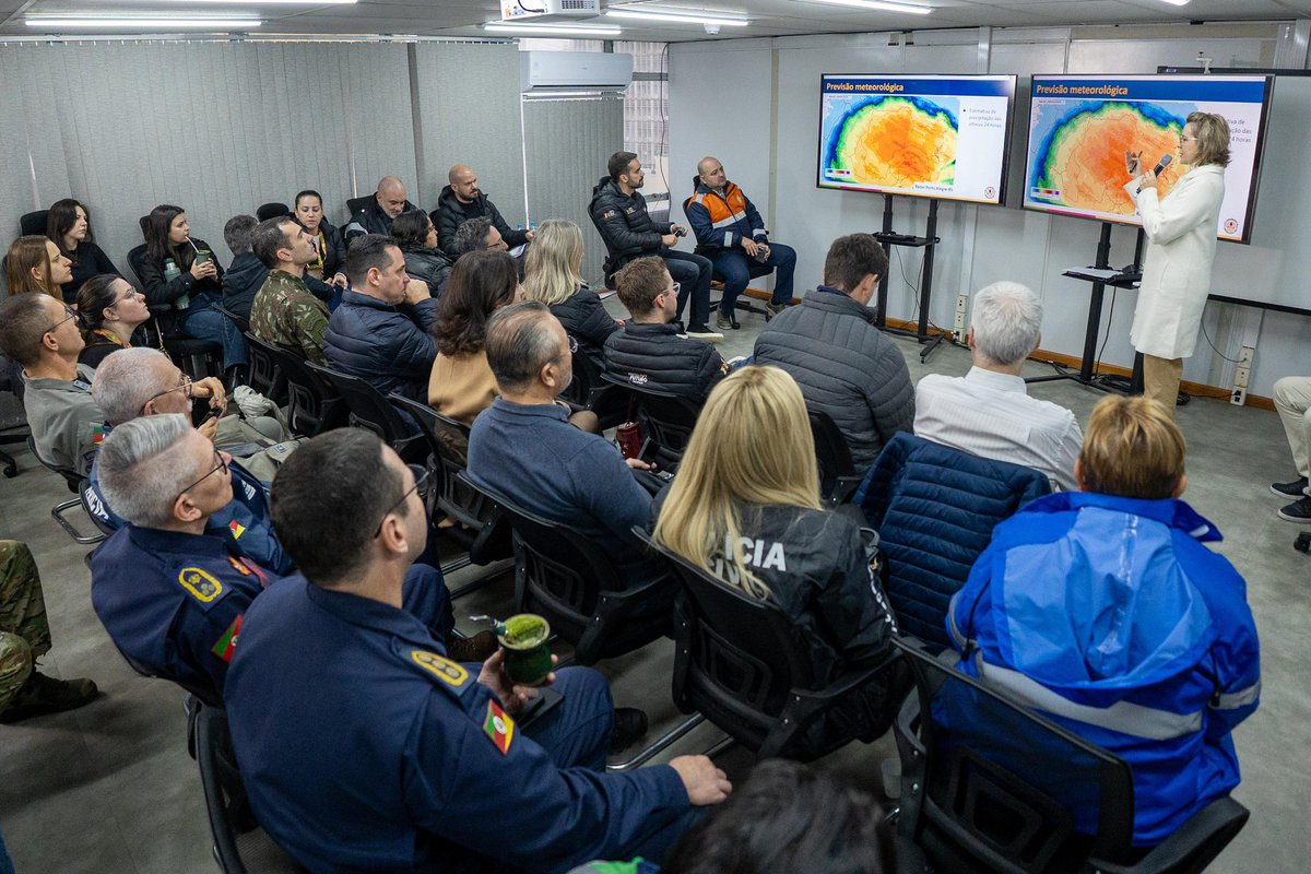 EduardoLeite_'s tweet image. Coordenamos neste domingo uma nova reunião do gabinete de crise após uma madrugada de chuvas intensas em diversas regiões do Estado. Em alguns pontos, choveu mais de 170 mm, volume acima da média esperada para o mês inteiro.
Graças ao trabalho conjunto com os municípios e à…