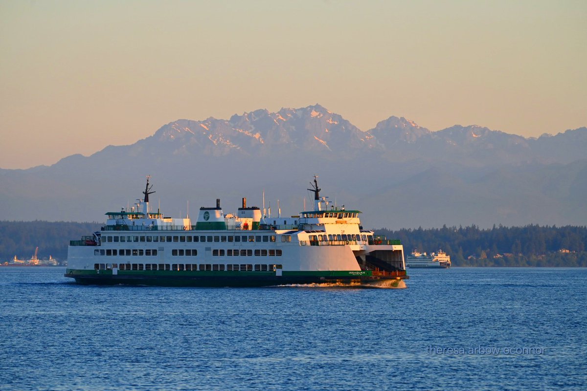 Beautiful clear skies this morning ♡ #seattle <a href="/wsferries/">Washington State Ferries</a>