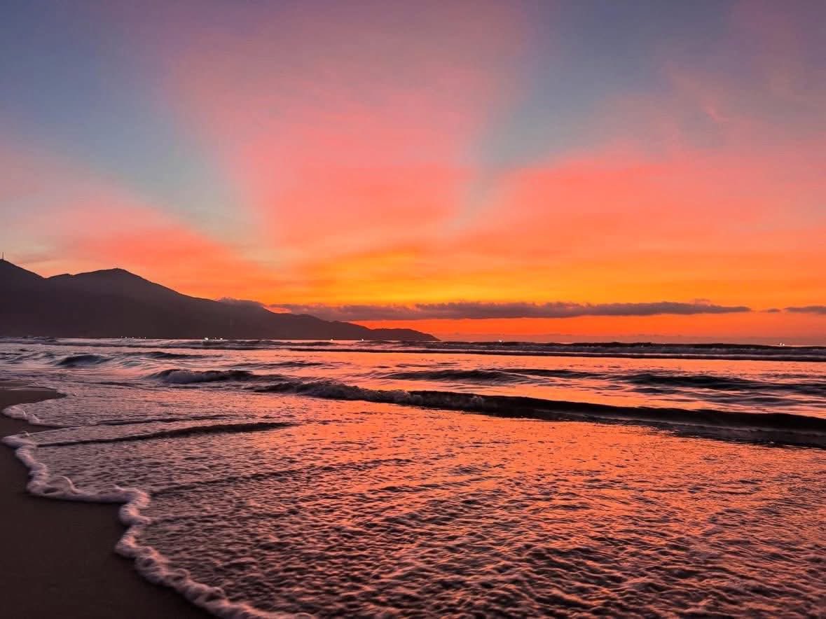 miu100417's tweet photo. ダナンの海辺に沈む夕日。
空はピンクやオレンジ、紫に染まり、ヤシの木がシルエットのように浮かび上がる。
穏やかな波とあたたかな光に包まれ、心まで癒されるひととき。
まるで夢のような美しさ。
🌅🌅
#ダナン　#ベトナム https://t.co/eftqv1h0ne