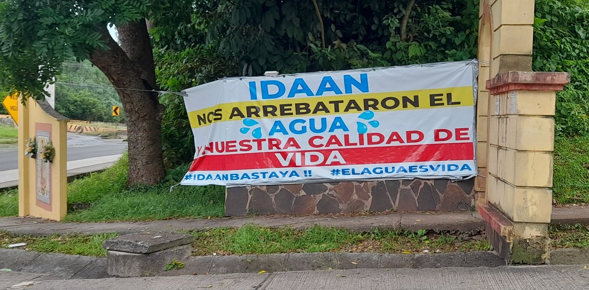 CasisEfrain's tweet photo. @IDAANinforma @TReporta @tvnnoticias @Stefanypenalba @LohannizG1 @ArraijanPT Res. La Estancia Arraijan, ex -residencial modelo en pago de agua, le da las gracias al Idaan, por otra semana y otro domingo más sin agua potable. Lavadoras de adornos y los duplex comprando agua. https://t.co/E3otukFIkV