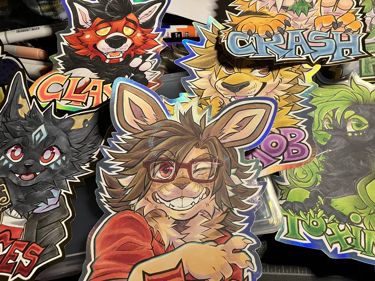 Badge commissions open here: forms.gle/YQvY6kaNVanJd5…

please share if you know anyone on the lookout for a new badge, these are like my favourite thing to do and I love bumping into peeps wearing them at cons ;u;