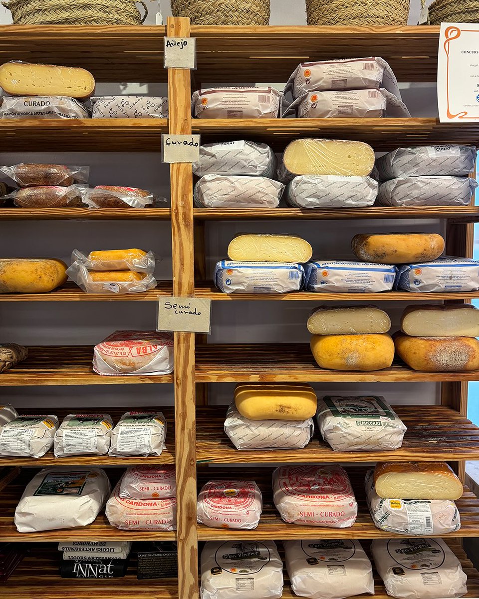 ¡Un buen berenar en #Menorca empieza con pan, aceite y un buen trozo de #queso! 🧀🍞

El sabor de nuestros #quesos artesanales combinados con el mejor pan de la isla y un toque de aceite es el auténtico sabor de #Menorca. 🫒

 ¡Así de fácil y delicioso! 😋

📸: @mercatdesclaustre