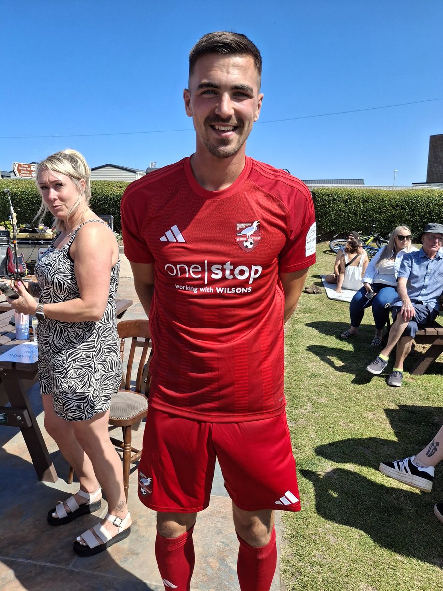 studog66's tweet image. New @safc Home kit modelled by the ever helpful Club captain @willthornton97 Me like, me will be buying
#seaaaaaaadoooogs