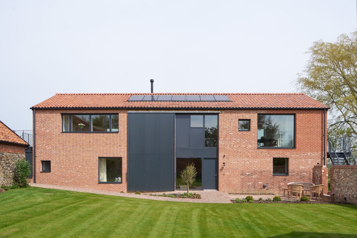 Archello's tweet photo. Manor Farm Barn by Mole Architects reinterprets the Suffolk barn typology using a timber frame, brick cladding, and subtle steel detailing. 
https://t.co/RrirN6cpZ3

#TimberConstruction #LowEnergyDesign #ReclaimedAesthetics https://t.co/P6CXdqmVMu