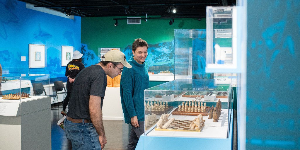 WorldChessHOF's tweet image. Caution: staring too long may inspire a spontaneous game of chess.

(Don’t worry, we encourage it.)

Check out unique chess sets and more in our current exhibitions, &quot;Paws and Pawns: Exploring Animal Chess Sets&quot; and &quot;Charles Houska: Master of Play&quot;!

#wchof #stlart #stlmuseum