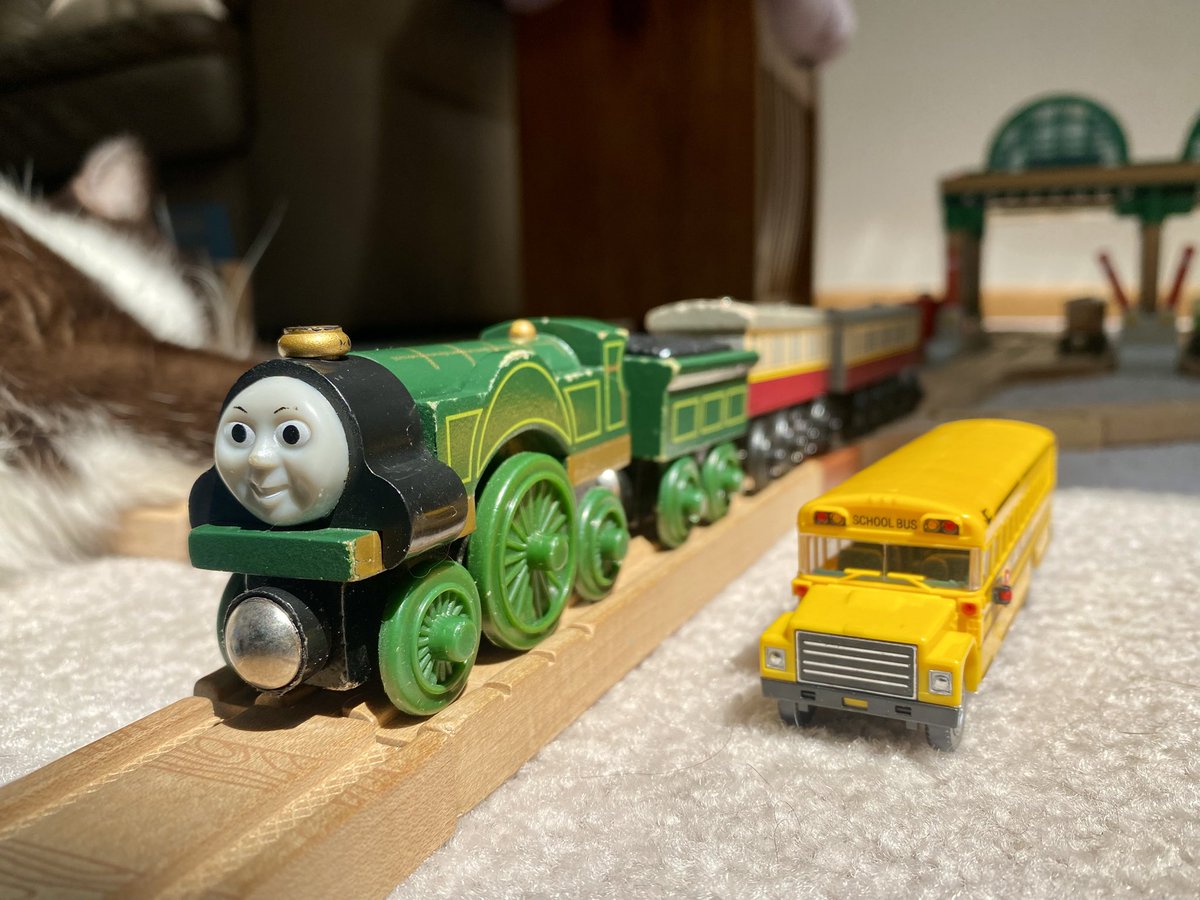 AshleyDeMoss7's tweet photo. Emily pulling the express. #ThomasAndFriends #ThomasWoodenRailway #EmilyTheStirlingEngine #EmilyTheEmeraldEngine #GNRStirlingSingle #GreatNorthernRailwayStirlingSingle #StirlingSingle https://t.co/E8onKQ2zKk
