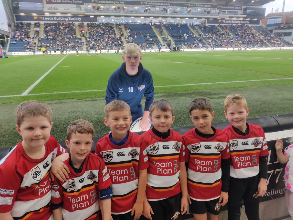 🐅 Our under 8’s took to the pitch at Headingley Stadium on Friday to play at half time of the Leeds Rhinos game against Leigh. 

Here’s a snap taken with Tigers U15s captain and Leeds Rhinos Scholar Alfie, who was ball boy at the game. 

#UpTheTigers #OneClub