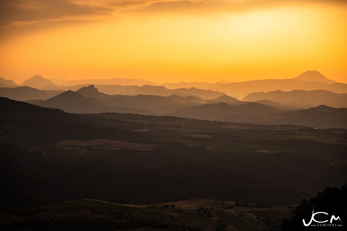Photo du dimanche !

Coucher de soleil sur le Fenouilledes et les Corbières depuis Força Real.
-
#Millas #Bugarach #Corbieres
📸 Jc Milhet / #HansLucas