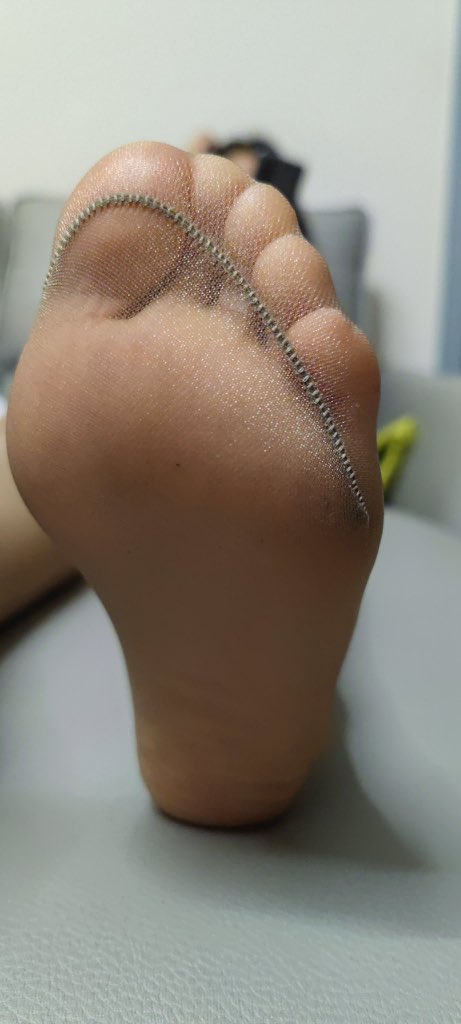 贱狗，
怎么又跪着盯脚底？

#榨金 #压榨
#ATM奴 #女性崇拜 #女s