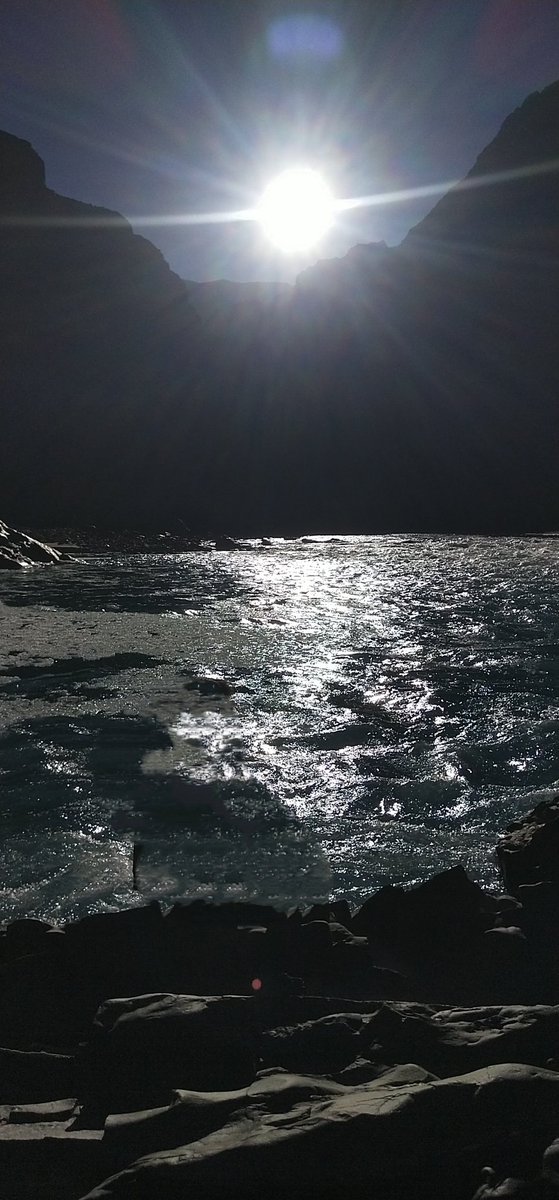 "वो दुनिया से हारा सा बागी सा लड़का ,
वो धोखा ही खाने का आदी सा लड़का 
उसको समझे तो पत्थर भी रोए...
वो शायर की गहरी उदासी सा लड़का ,

<a href="/AfshaAzmatKhan/">Afsha🇮🇳💙</a>