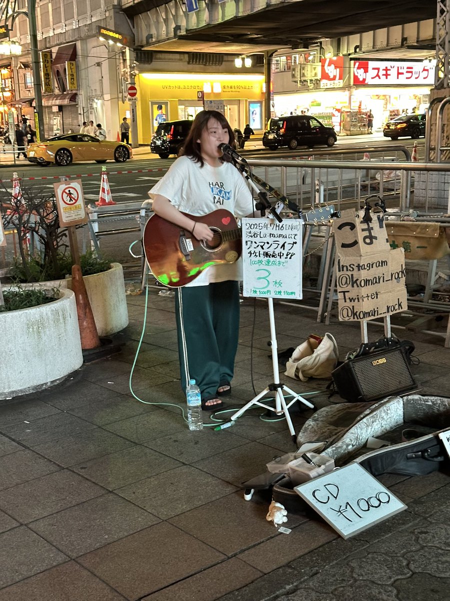 bamihito083's tweet photo. 上野駅の路上ライブ🎸

昨夜は、上野で、飲み、その後、駅前で、路上ライブを聴いていました🎵

『こまり』@komari__rock さんと言う女性シンガーソングライターさんのオリジナル曲を聴いて、暑さも忘れ、少し癒されました😃

#上野駅　#路上ライブ　#夏の夜
#こまり　#シンガーソングライター https://t.co/u1cRsyCSDO