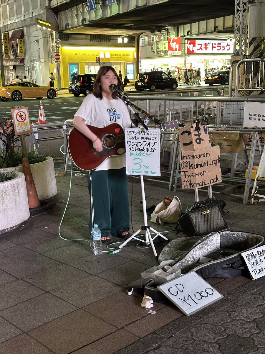 bamihito083's tweet photo. 上野駅の路上ライブ🎸

昨夜は、上野で、飲み、その後、駅前で、路上ライブを聴いていました🎵

『こまり』@komari__rock さんと言う女性シンガーソングライターさんのオリジナル曲を聴いて、暑さも忘れ、少し癒されました😃

#上野駅　#路上ライブ　#夏の夜
#こまり　#シンガーソングライター https://t.co/u1cRsyCSDO