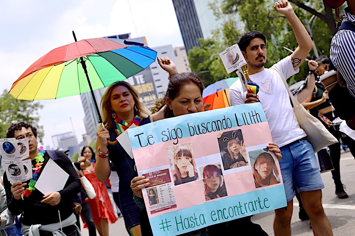 Lilith, una joven de la población trans, viajó en enero de 2023 a Oaxaca en compañía de su pareja y dos amigos. Ella no volvió.

Ayer, en la Marcha del Orgullo, su madre alzó una pancarta con los colores de la bandera trans y la imagen de su hija.

reforma.com/tYqvTr
📷Diego