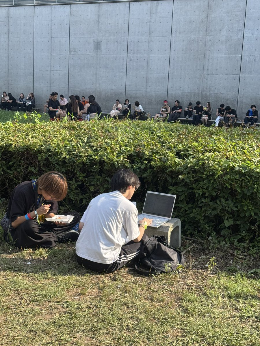 ise720_'s tweet photo. フェスで課題やるな図書室でヘドバンモッシュするぞ(偉い頑張れ) https://t.co/s8ClITPBUS