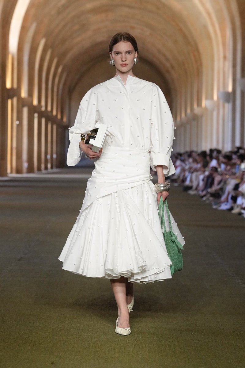 jacquemusx's tweet photo. Jacquemus was so clean and fresh. Love this. https://t.co/gOwkv5xhU5