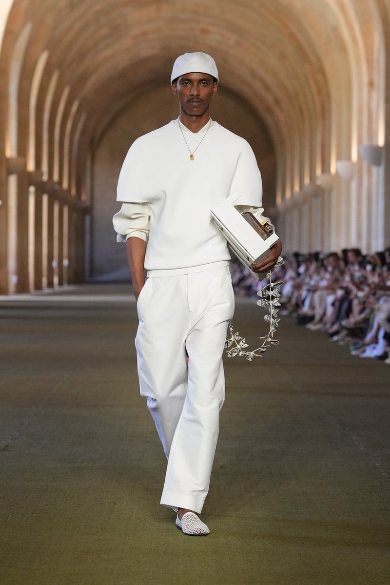 jacquemusx's tweet photo. Jacquemus was so clean and fresh. Love this. https://t.co/gOwkv5xhU5