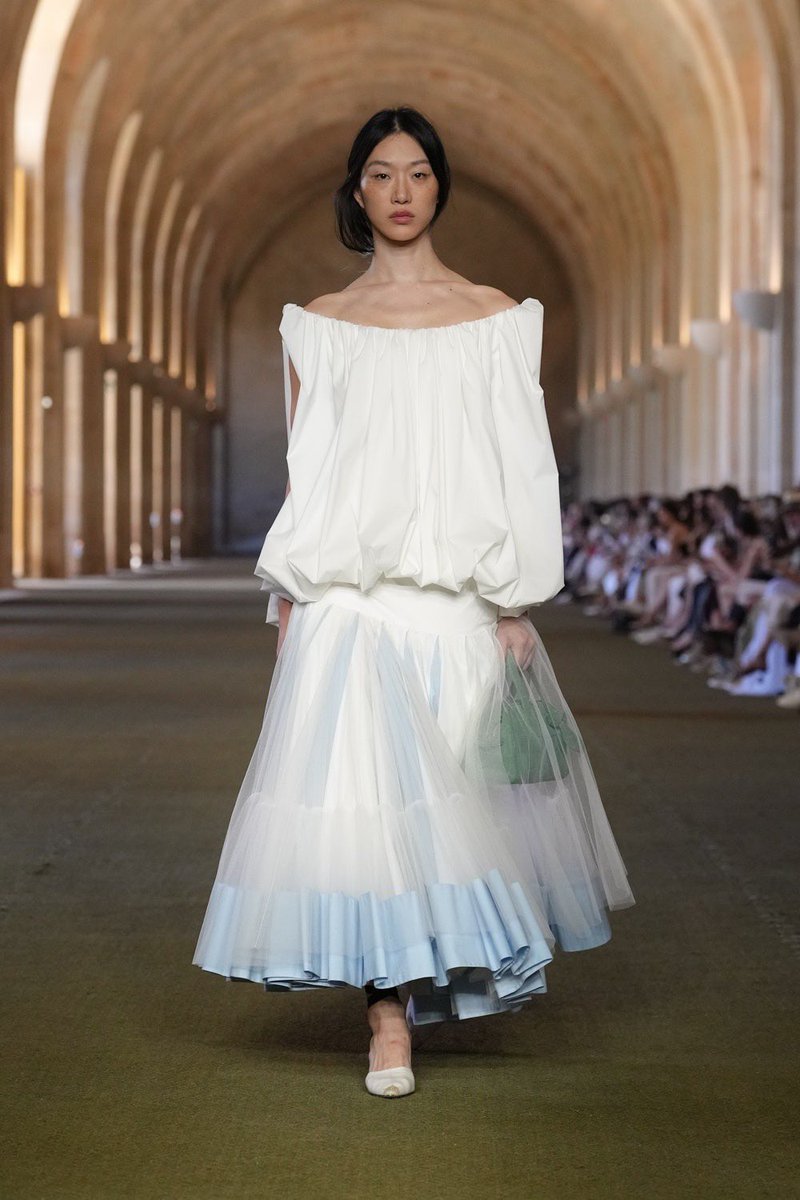 jacquemusx's tweet photo. Jacquemus was so clean and fresh. Love this. https://t.co/gOwkv5xhU5