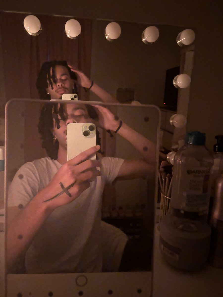 lostlightskin's tweet photo. i should start hitting weight room so i can start lifting yall up when im fucking https://t.co/AQlaU7WEPw