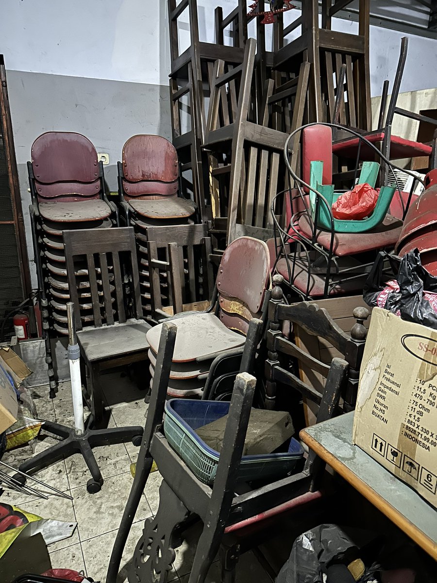 emaadelaide's tweet photo. Hi guyss kalo aku jualin murah aja barang2 bekas produksi mie, dan kursi / meja bekas restoran gitu ada yg mau kah?

Tapi kalo bisa ambil sendiri yaa, dom tangerang kota. 

Yang minat boleh dm aja yaa untuk diskusi, lagi mau kosongin rumah https://t.co/eV2mRsS2GB