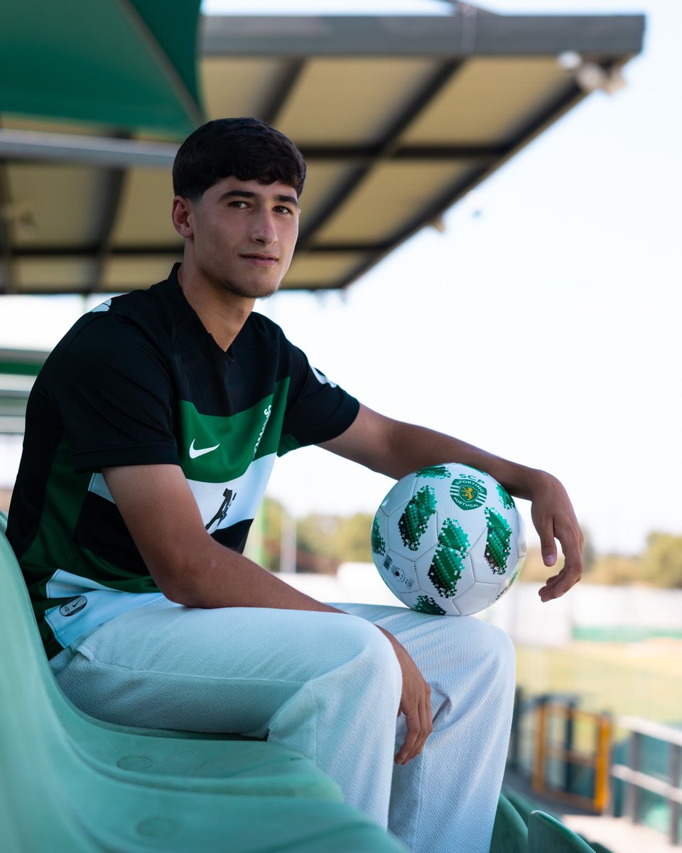 SportingCP's tweet photo. 🗣️ “Fico bastante agradecido ao Clube, mostra a confiança que têm em mim e é também uma grande oportunidade para mostrar o meu potencial e valor ao Clube”.
José Mendes assina contrato profissional ✍️ #ADNSporting
👉 https://t.co/nE0f0vORho https://t.co/2NodXLIToP