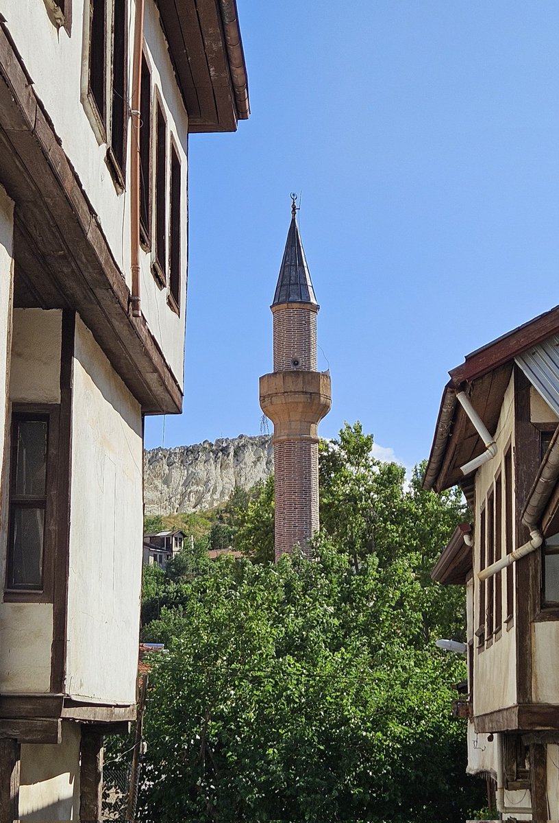 mimaremin's tweet image. Beypazarı
Sultan Alaaddin (Paşa) Câmii
“…dik uçurumlarla dolu bürkâni arazi ortasında #Beypazarı, limanına sığınmış bir transatlantik halile sakin ve mütevazı yatıyordu. Dik meyilli bir tepenin üzerinde, hemen üst üste yığılmış denecek kadar birbirine yakın beyaz cepheli,…