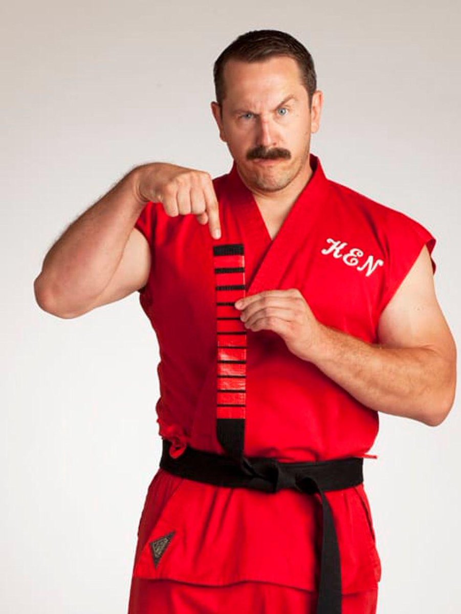 昨日BJJの先生に誘われて
「他のジムにマスターケンが来るから会いに行こうぜ！」
って言われて行ったんですけど。
終始見かけないから、なんや来てないやんってなって…

家帰ってから先生のストーリー見たら一緒に写真撮ってて、よく見たら僕も一回スパーリングしててw
髭を付けてない状態の方でした