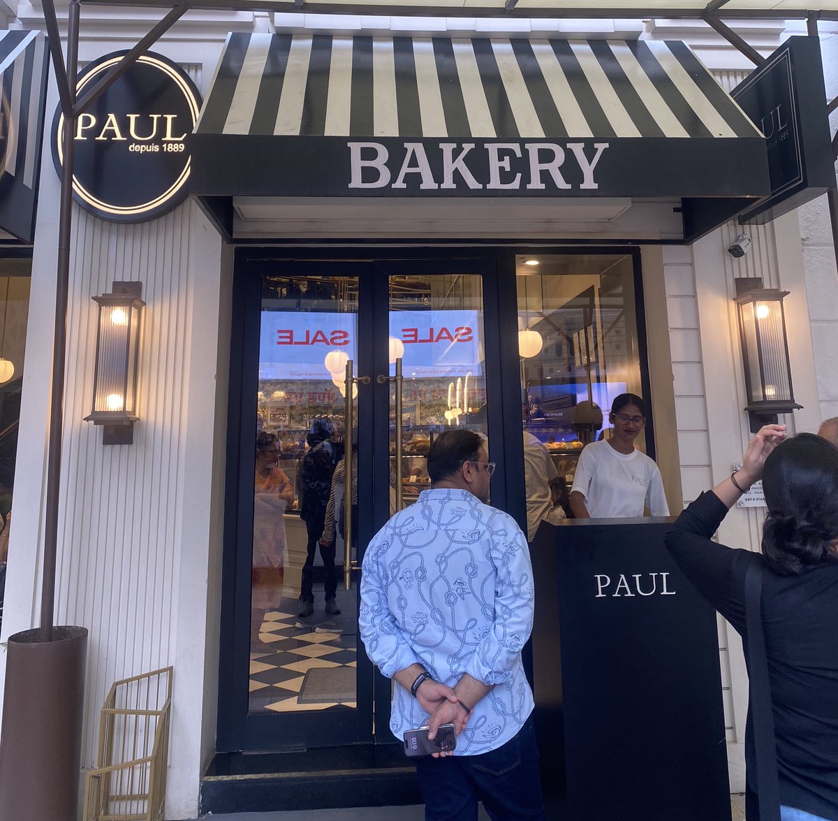 TriedAndTyped's tweet photo. Visited the much-hyped French café Paul at Lower Parel on Saturday evening.  
After a 15 min wait, entered into a fully packed place with tables squeezed into every corner. 
 Most tables were for two which gave a causal datey vibe.

🧵 https://t.co/AanI9AOsGL