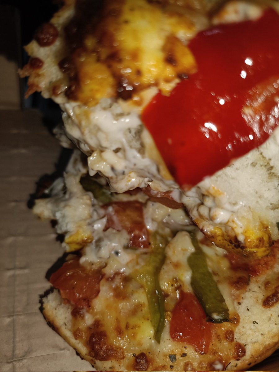 Gagangupta549's tweet photo. I have ordered from @dominos_india @dominos @dominos few minutes ago I burger piza premium veg is so tasteless not even salt in it nor creamy suchna worthless burger ever eat in lifetime. I want my refund and take ur premium burger piza back https://t.co/0pz7bkTMHW