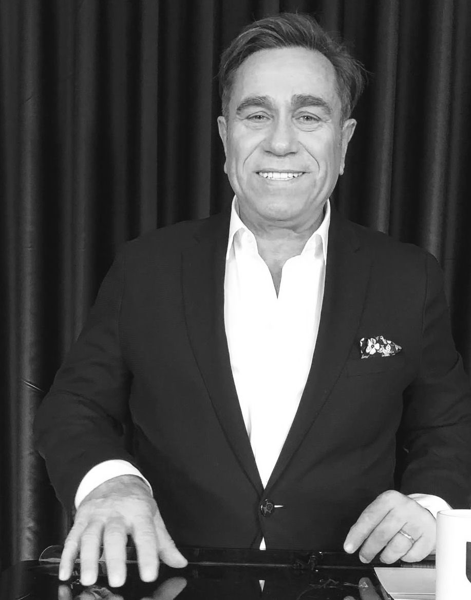 Spiker olma hayalini kurmama sebep olan seslerden biriydi… Mekânın cennet olsun Sabri Abi.