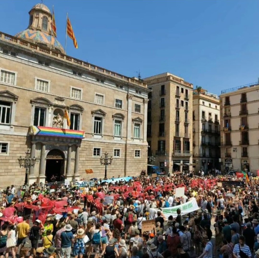 Ahir vam participar en la concentració contra l'ampliació de l'aeroport a Plaça Sant Jaume.

No a l'ampliació de l'aeroport. Sí a un aeroport sostenible!