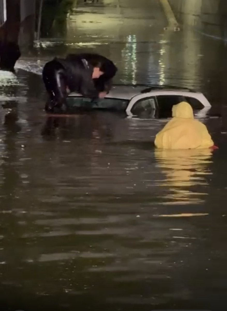 PoliciaGDL's tweet photo. Reconocemos a los compañeros: María Fernanda Cervantes y Armando Echeverría, quienes rescataron a dos hombres y una mujer que quedaron atrapados en su camioneta en un paso a desnivel tras la inundación, en la Colonia Jardines del Bosque.
#LaPolicíaQueTeCuida
👮🏽‍♀️🚔👮🏽‍♂️ https://t.co/RWuGNiPiSv