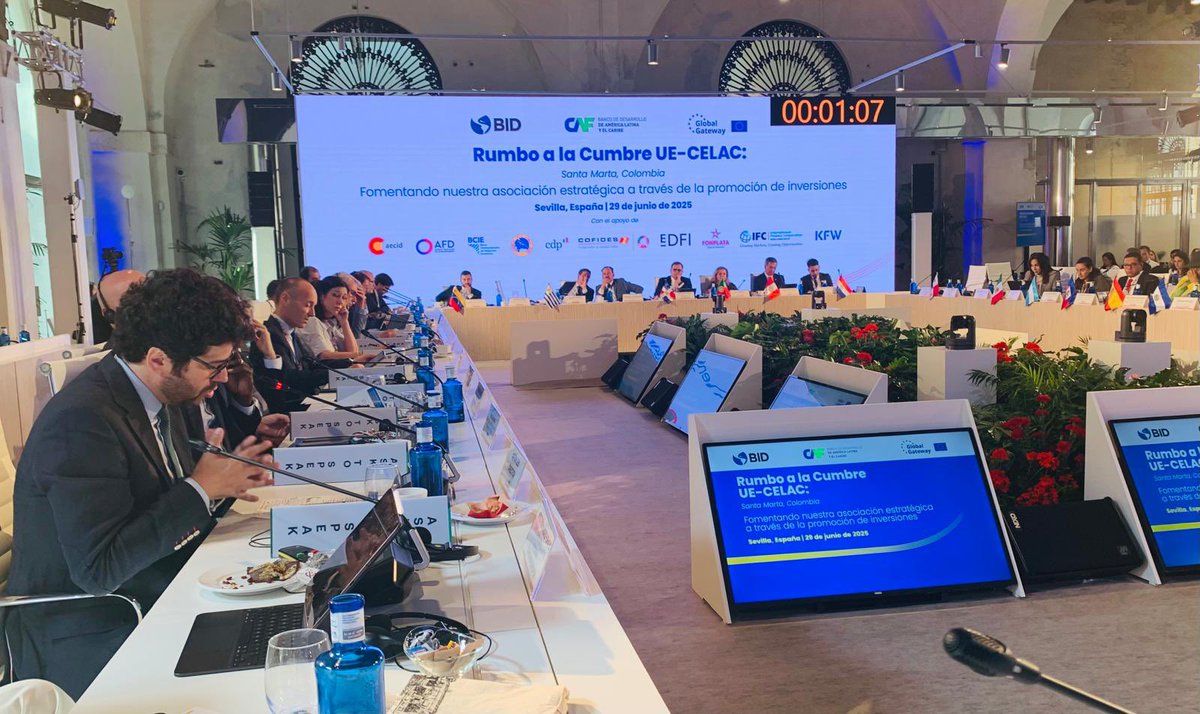 🌎En encuentro sobre la agenda bilateral de inversión y cooperación entre la UE y América Latina ante la próxima cumbre UE-CELAC.

🇪🇸🇪🇺Reitero el compromiso <a href="/AECID_es/">AECID</a>  promover la triple transición, social, ecológica y económica en la región de la mano de nuestr@s soci@s.