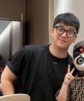 승리라는 한 남자가 있었슨 
딱히 뭘 하지는 않았슨
그저 존재만으로 날 무너뜨렸슨
수많은 여자들을 울렸슨
잔인한 미남의 악마여
