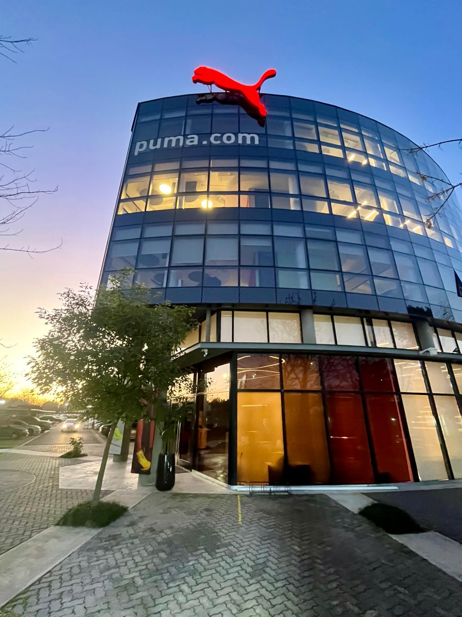 Hoy la ofi se tiñó de historia: 50 años de la gloria más roja de todas.🔴