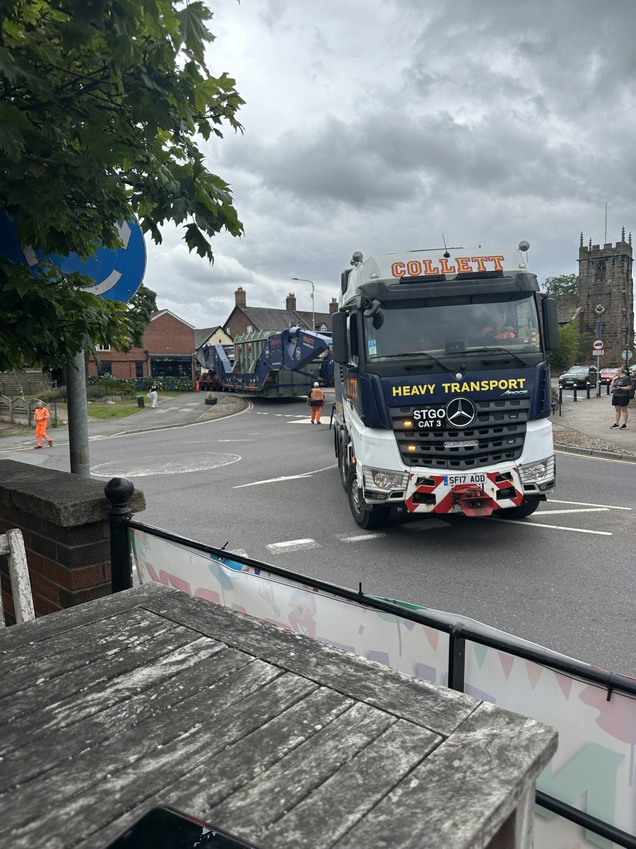PaulMed1972's tweet photo. @CollettLtd great work by your team today navigating the (sometimes) narrow streets of Holmes Chapel and the double mini roundabout. Professionals at work excelling at what they do https://t.co/642BHD5xqr