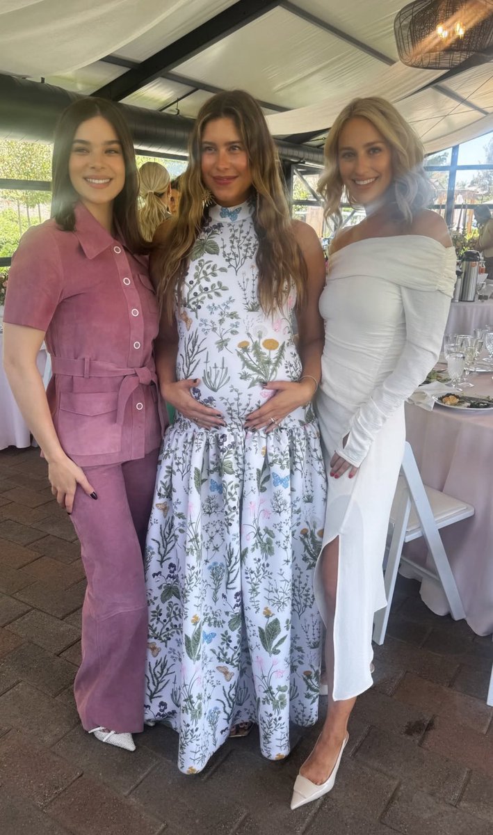archiveshailees's tweet image. hailee steinfeld at her friend’s baby shower yesterday