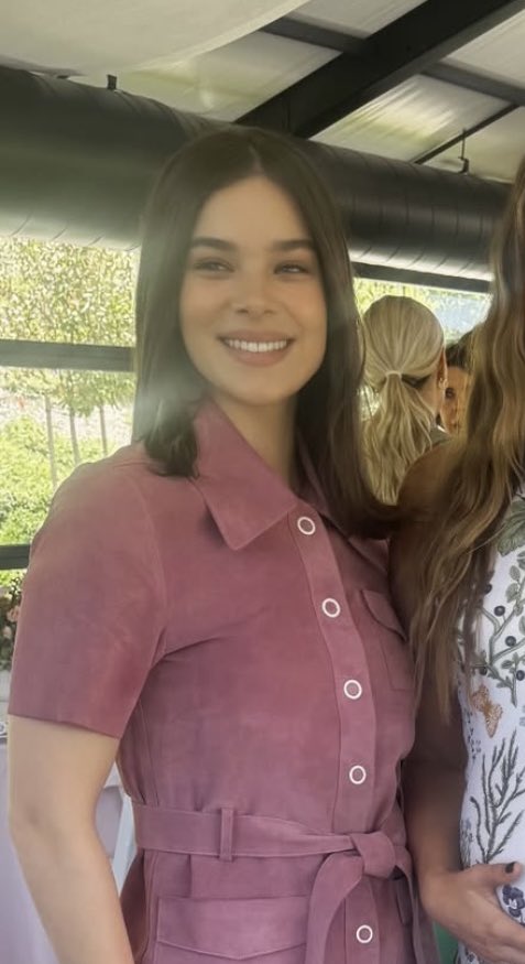 archiveshailees's tweet image. hailee steinfeld at her friend’s baby shower yesterday