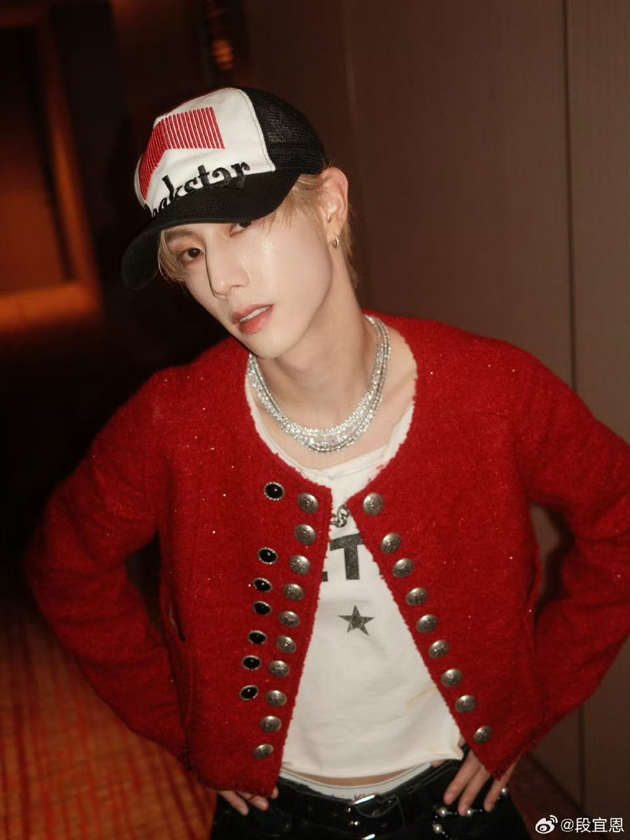 Beliaveinlove's tweet photo. หนุ่มเสื้อแดงก็เล่นกับใจเกิ๊น!!! 

#MarkTuanxBazaarGala
#MarkTuan #段宜恩  @marktuan @DNAmngmnt https://t.co/hLcRbT1B77