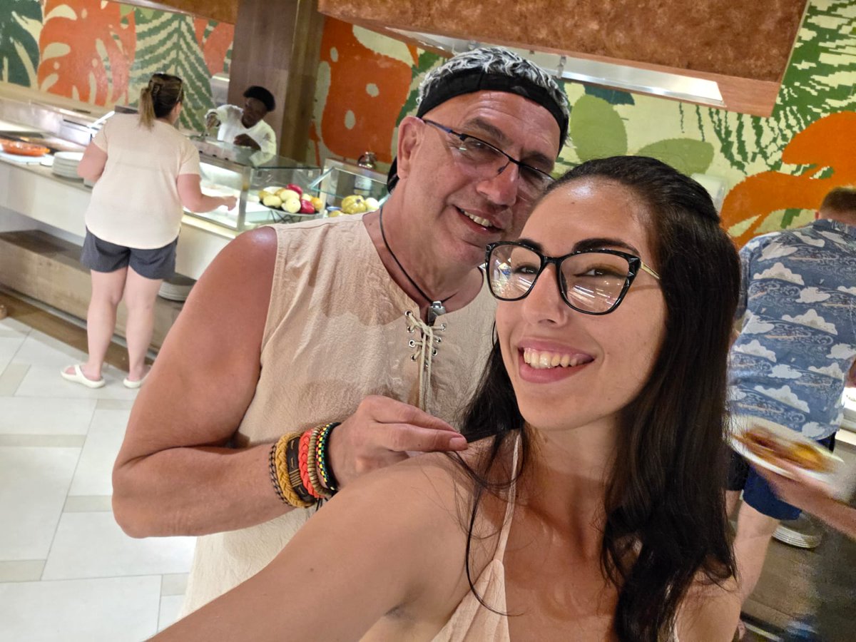 He descubierto que mi papá y yo tenemos el mismo aura. Contexto: llevaba sin verlo 15 años y pinga parece que me crié con él 😭🤣