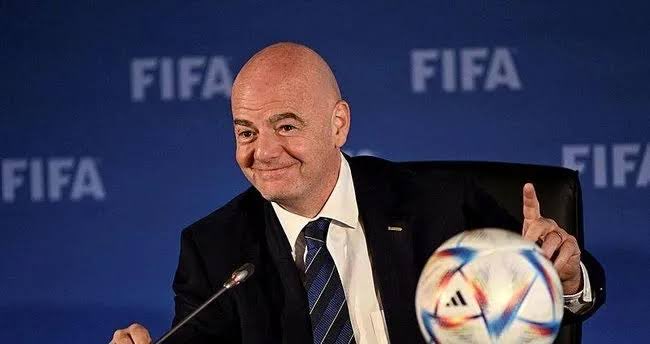 Katar, 2029 FIFA Kulüpler Dünya Kupası ev sahipliğine talip oldu. Eğer Katar'da düzenlenirse 4 yıl sonra bu turnuva kış mevsiminde oynanacak. (Guardian)