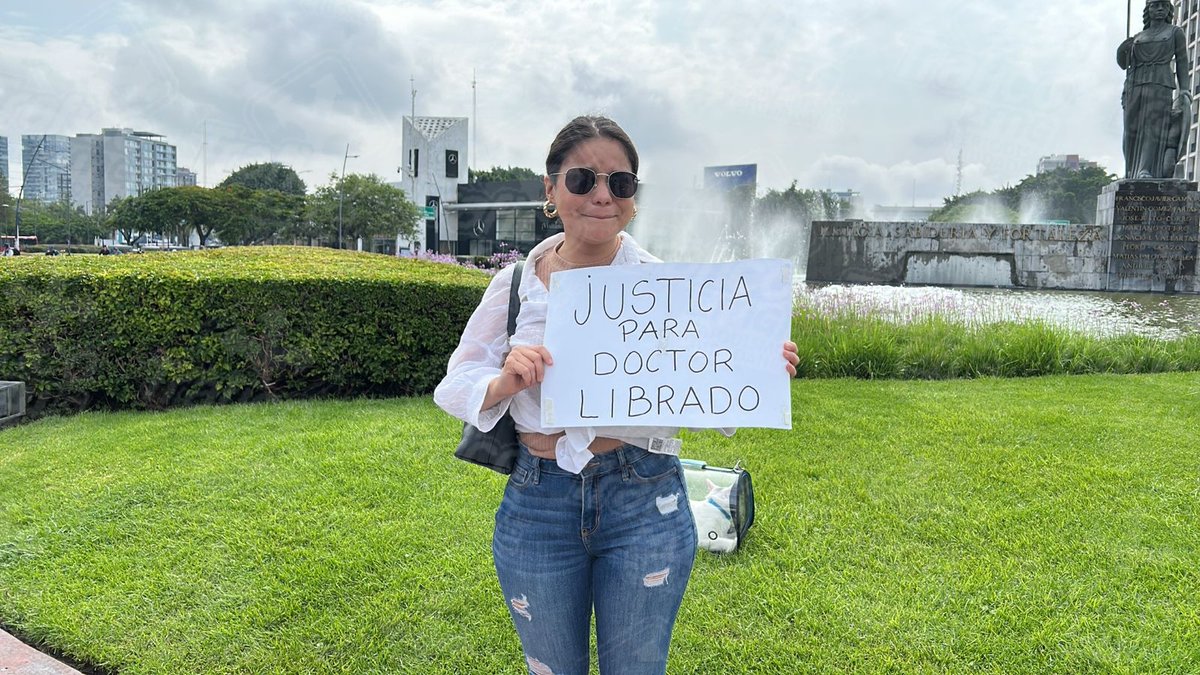 #Entérate 🕊️ Manifestación en solidaridad con el caso de asesinato del médico Librado de la Torre Campos, quien falleció la noche del pasado viernes tras un ataque al exterior de un negocio sobre avenida López Mateos Sur, en la colonia Miguel de la Madrid❗️ 

Vestidos de blanco,