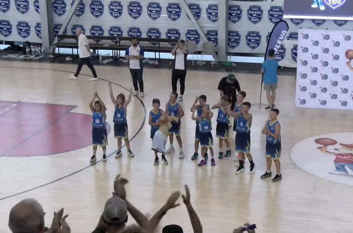 DSaura's tweet image. El premini del @AEMinguella campions d’Espanya de bàsquet a Madrid.
Nanos, sou molt grans! @FCBQ
