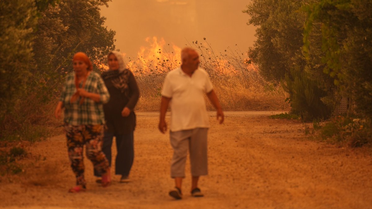 bosunatiklama's tweet photo. İzmir yanıyor. https://t.co/KJBqULNZxj